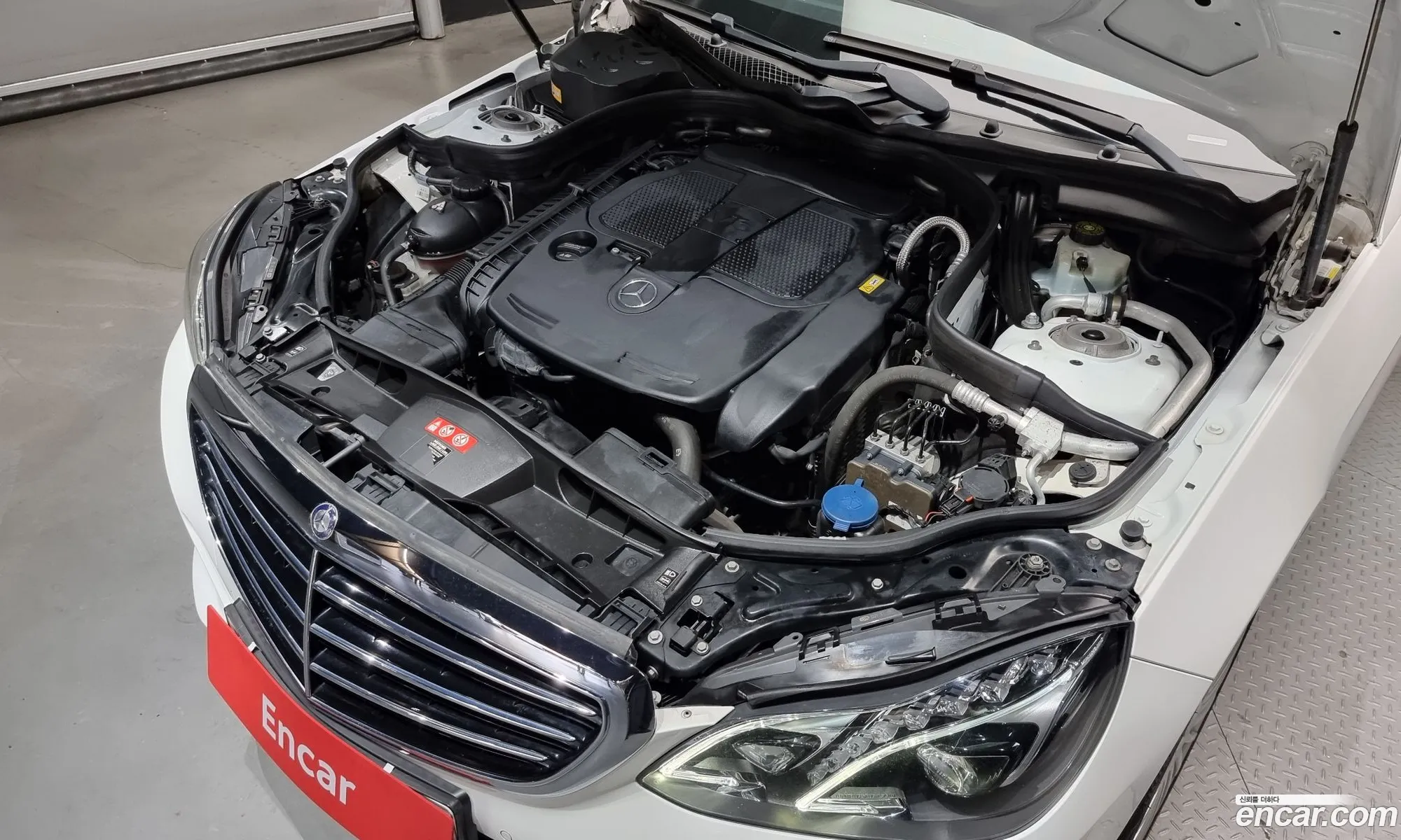 Mercedes-Benz E-Klasse E300 Elegance 2015 - фотография 12771591