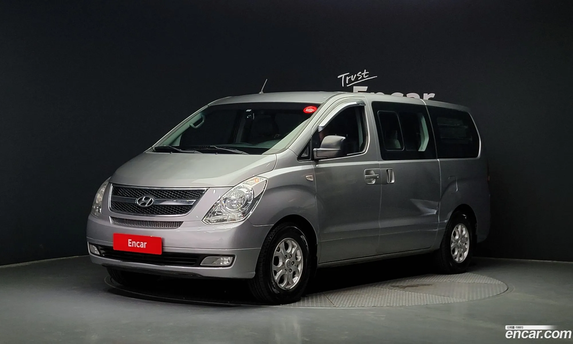 Hyundai Starex 5-Seater Van 2010 - фотография 11277229