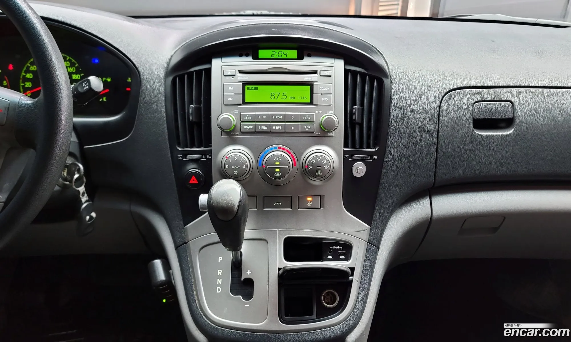 Hyundai Starex 5-Seater Van 2010 - фотография 11277230