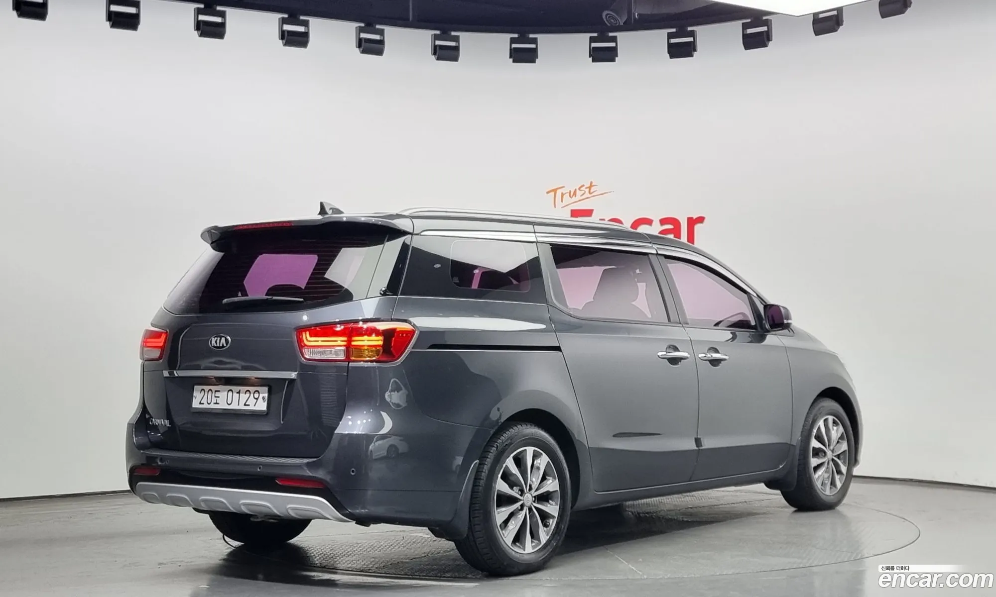 Kia Carnival 9-Seater Luxury 2017 - фотография 19021194