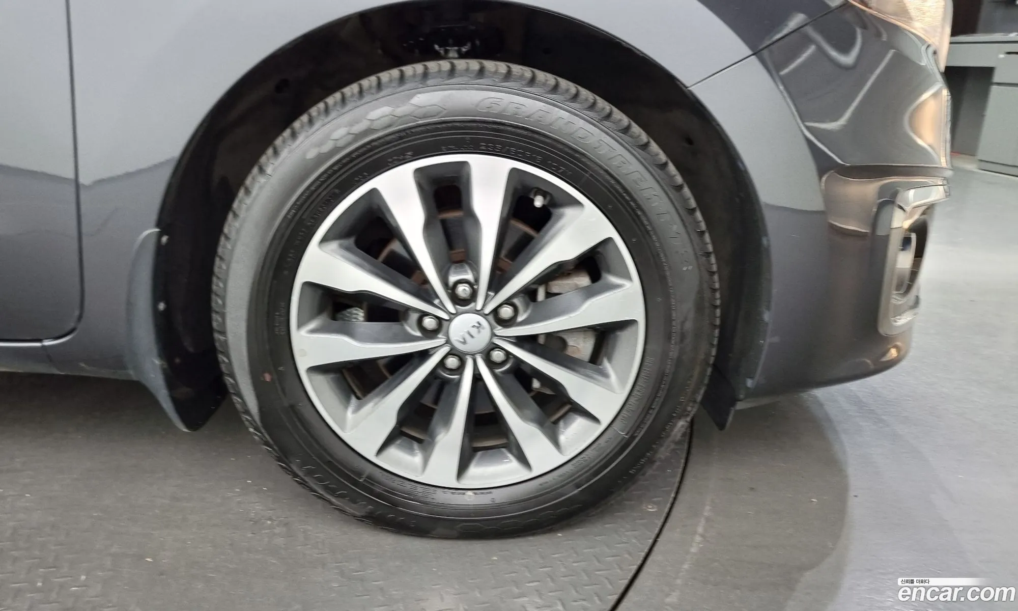 Kia Carnival 9-Seater Luxury 2017 - фотография 19021197