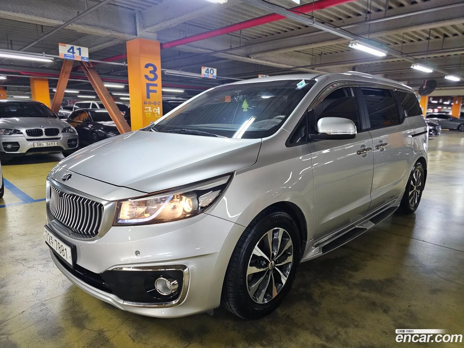 Kia Carnival 11-Seater Luxury 2015 - фотография 11158988