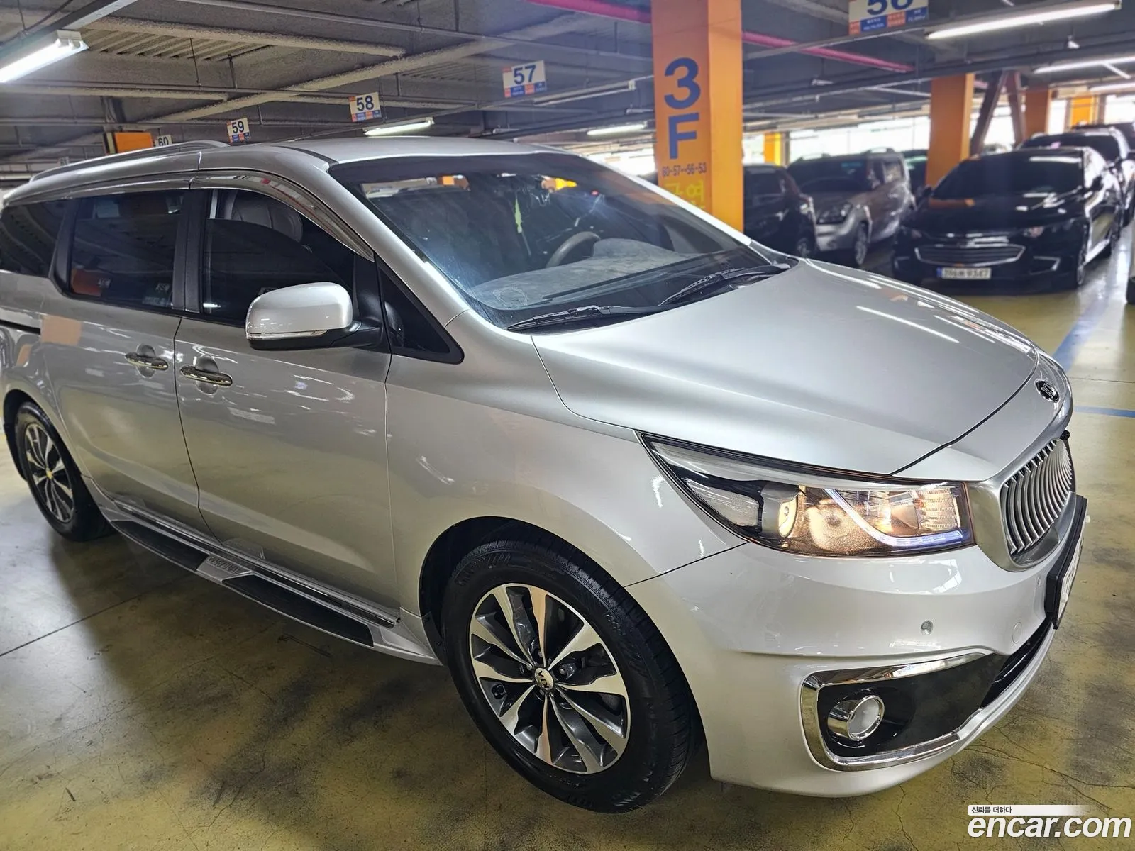 Kia Carnival 11-Seater Luxury 2015 - фотография 11158989