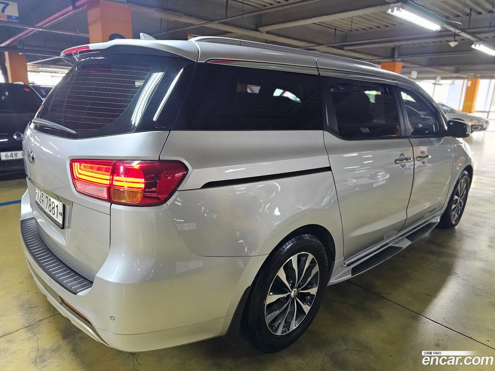 Kia Carnival 11-Seater Luxury 2015 - фотография 11158990