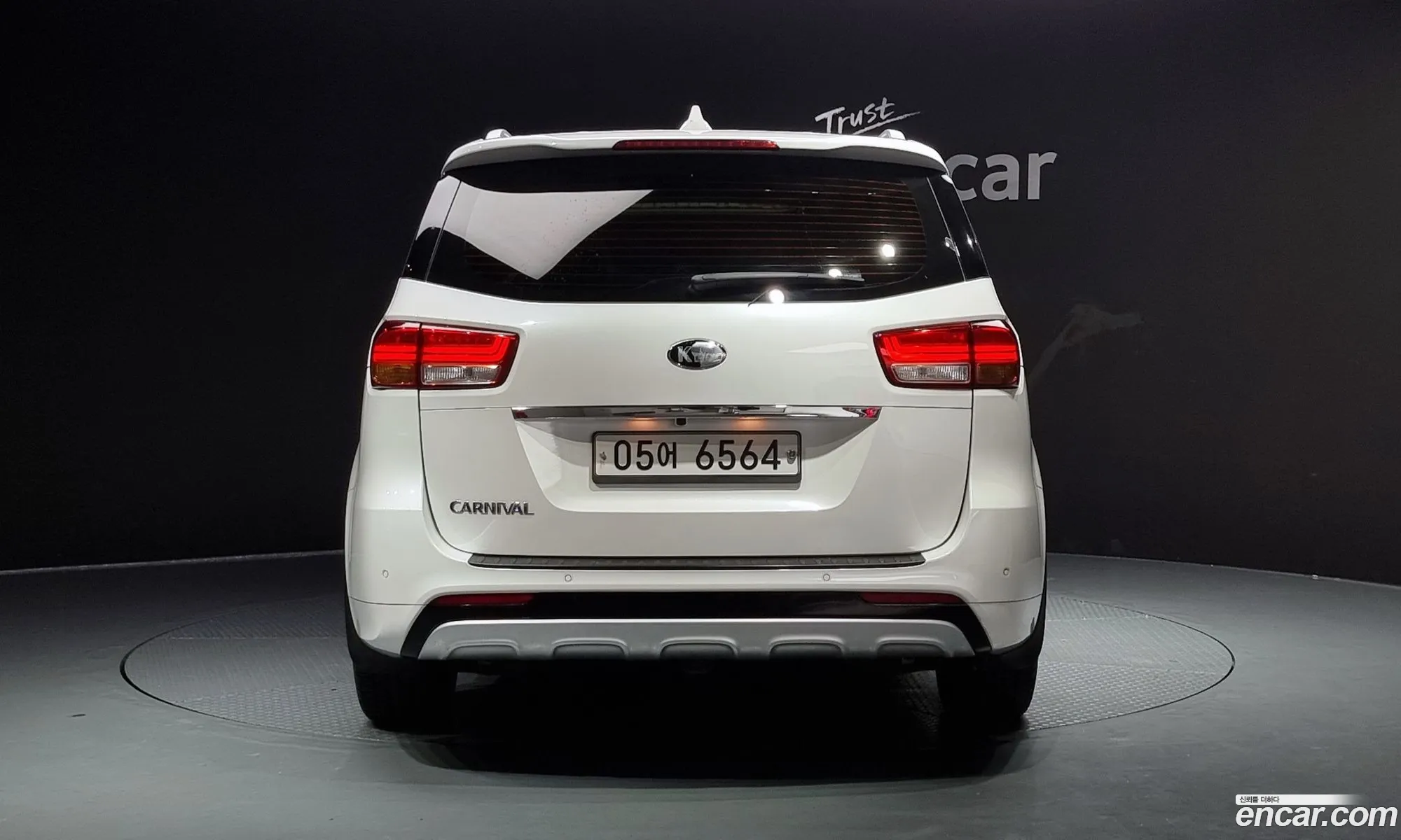 Kia Carnival 9-Seater Noblesse Special 2018 - фотография 15906213