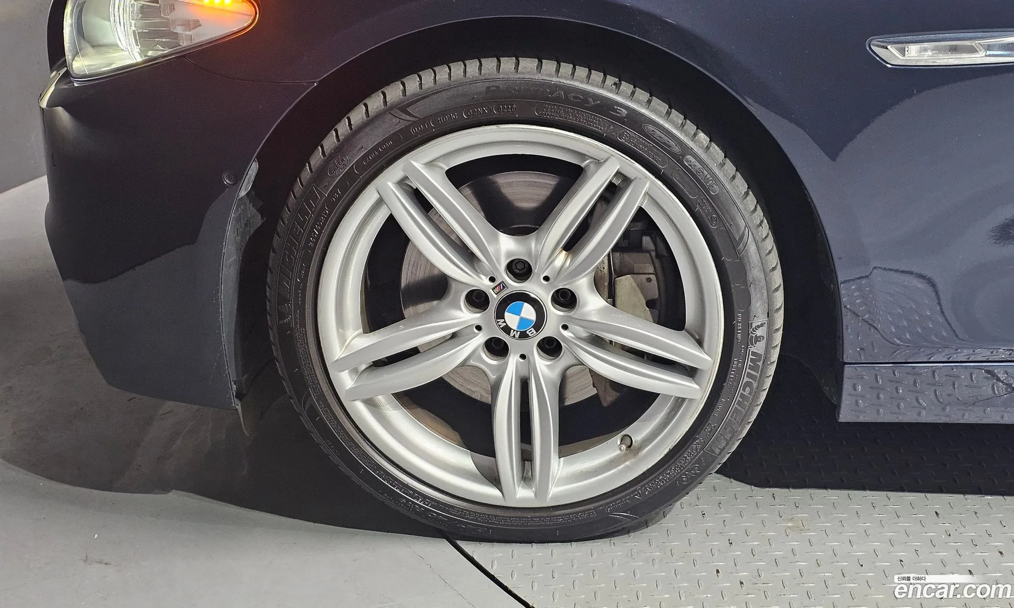 BMW 5 Series F10 550I xDrive - фотография 17131458