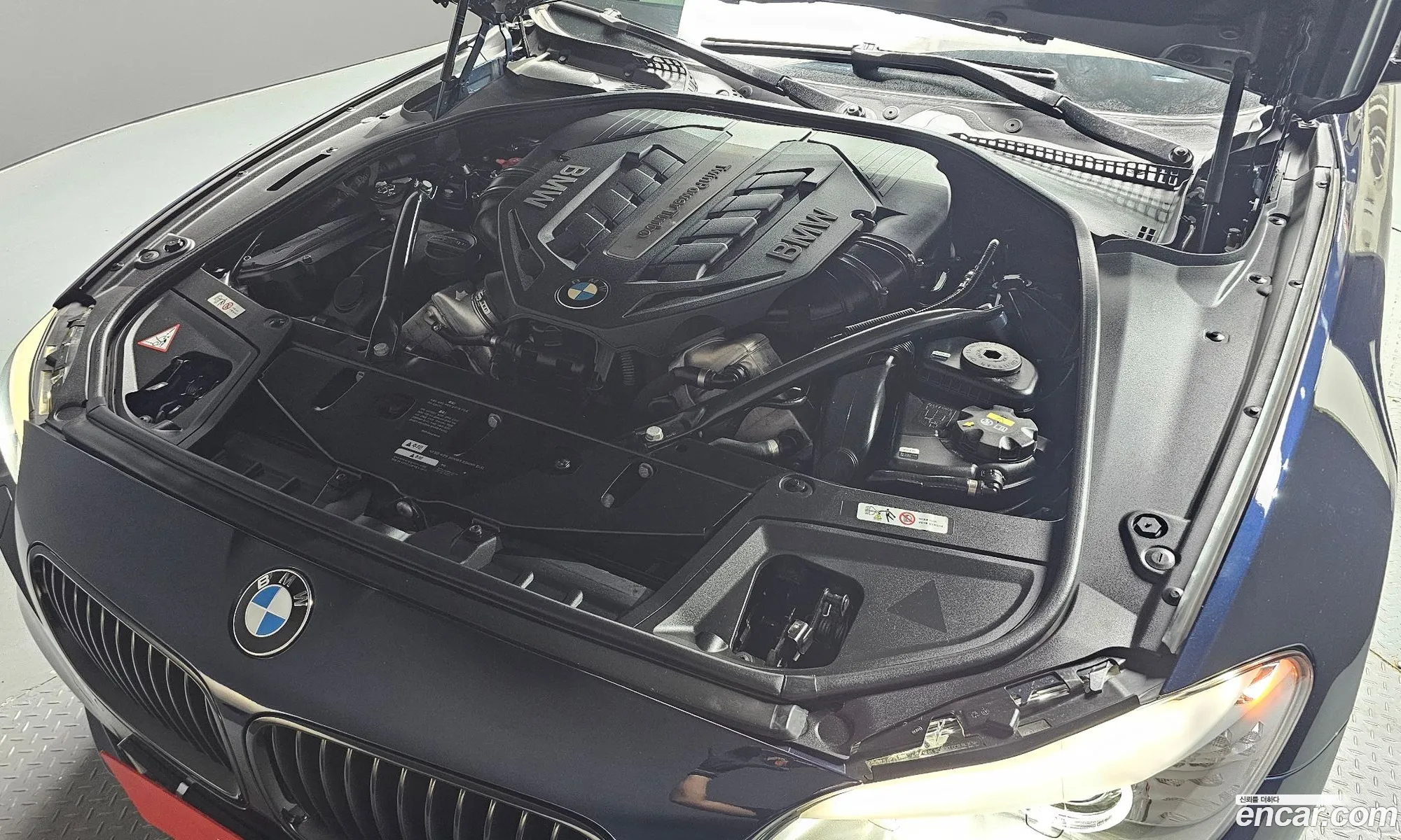 BMW 5 Series F10 550I xDrive - фотография 17131459