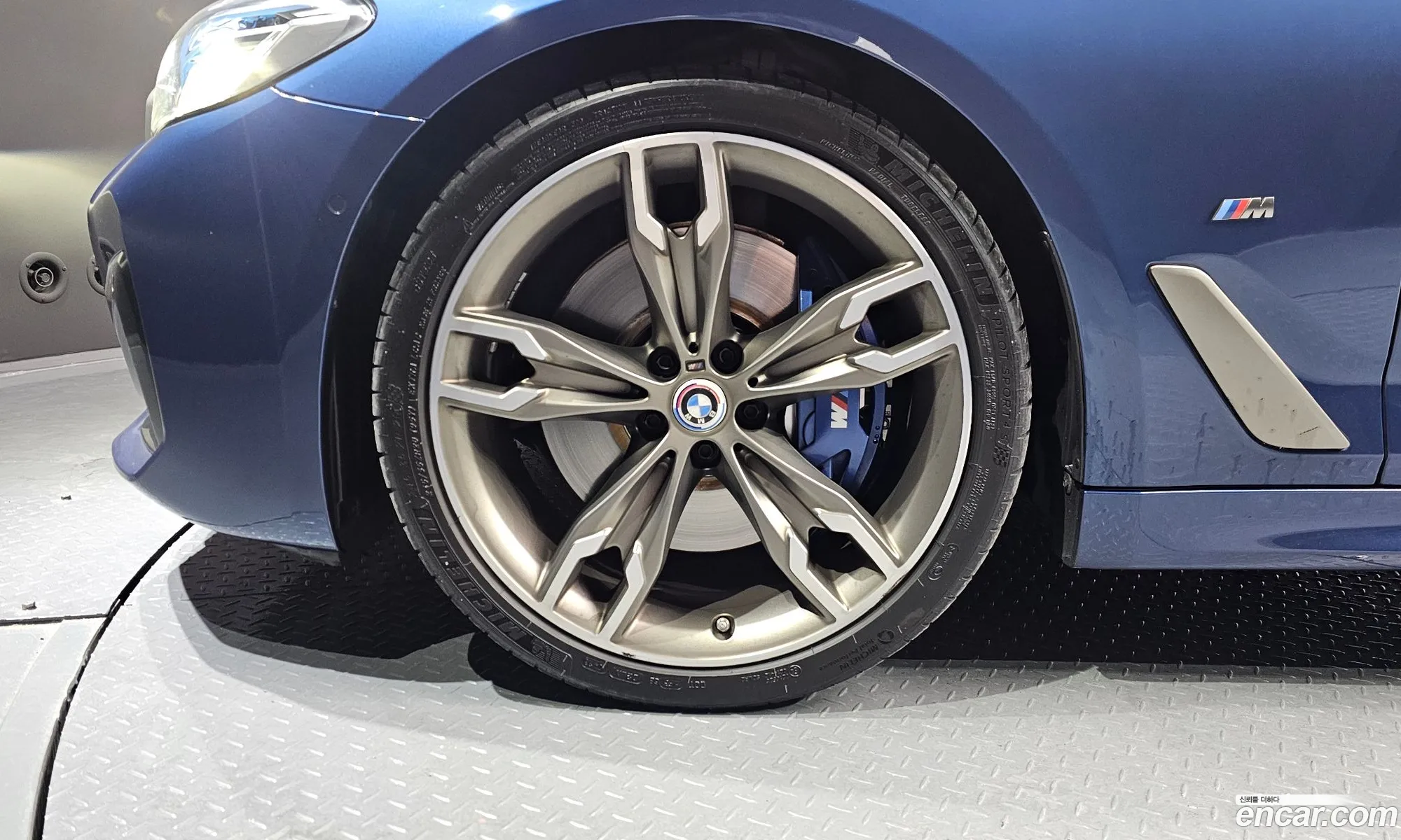 BMW 5 Series G30 M550I xDrive - фотография 17131482