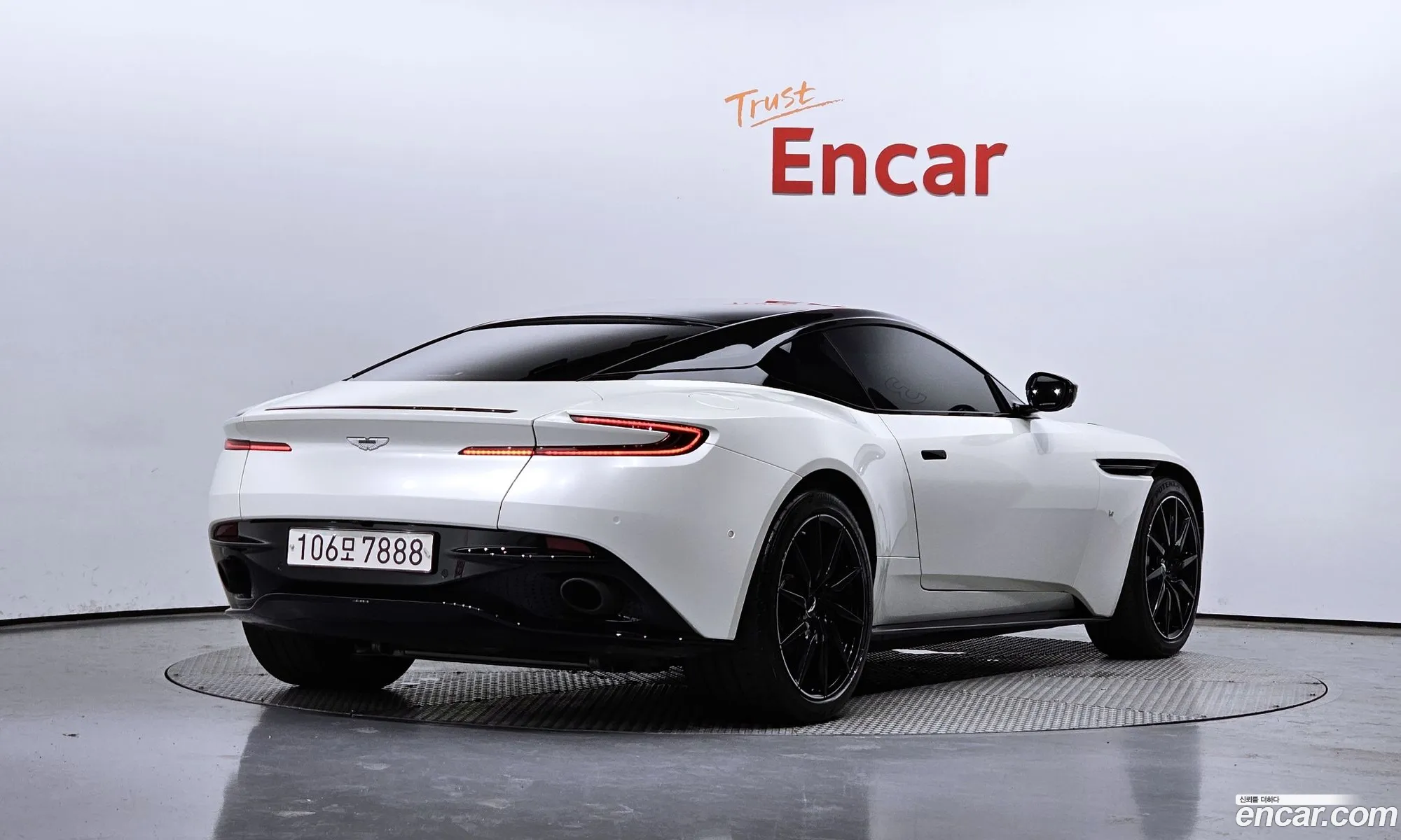 Aston Martin Db11 I 52 V12 Coupe 2017 - фотография 3498643