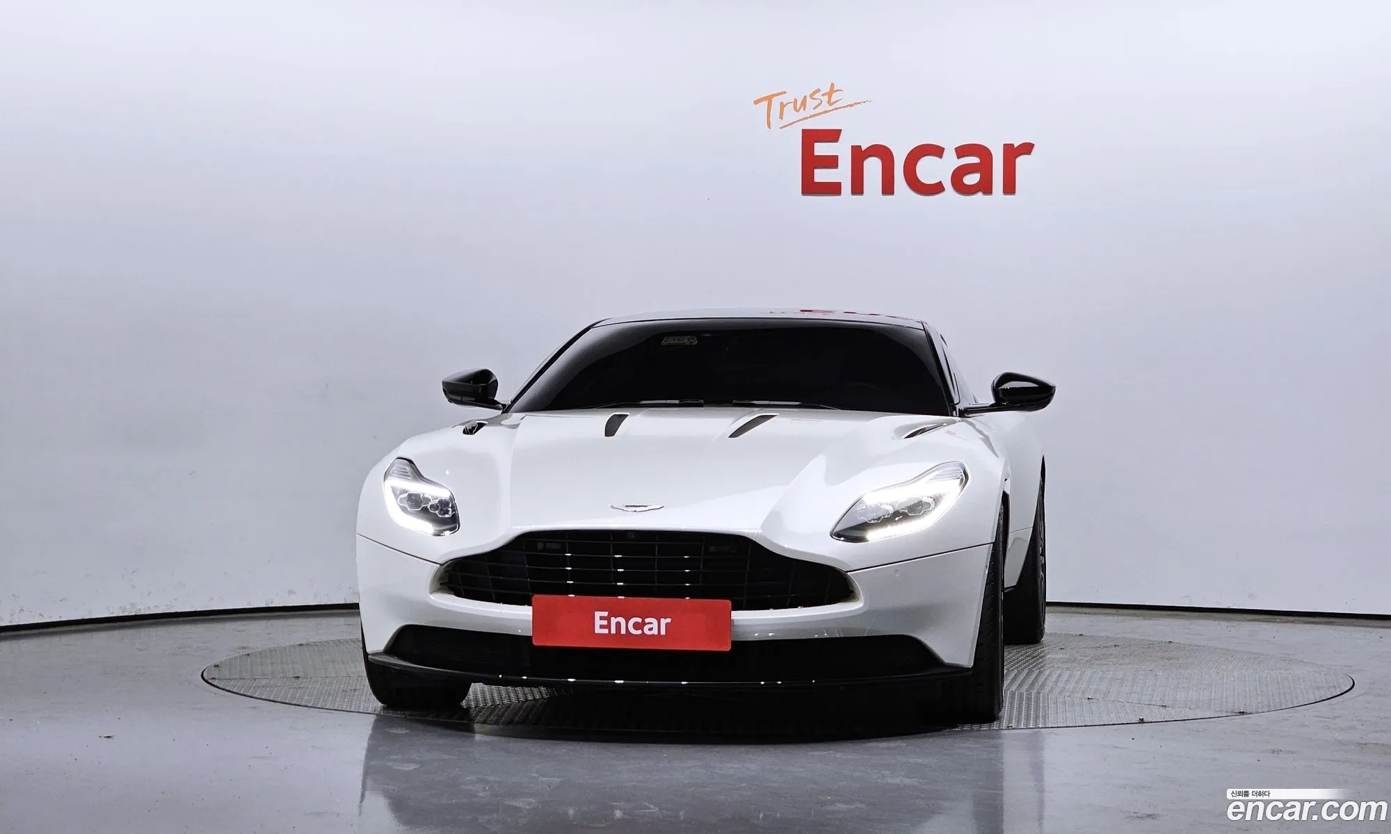Aston Martin Db11 I 52 V12 Coupe 2017 - фотография 3498644
