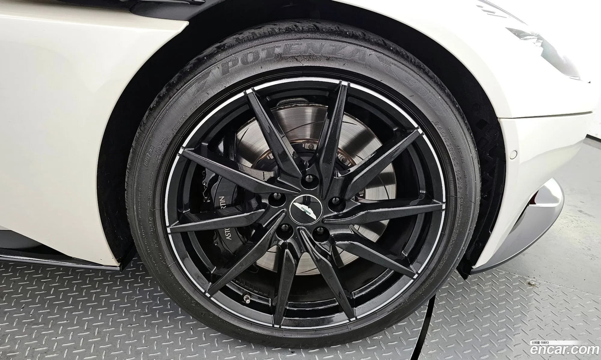 Aston Martin Db11 I 52 V12 Coupe 2017 - фотография 3498646