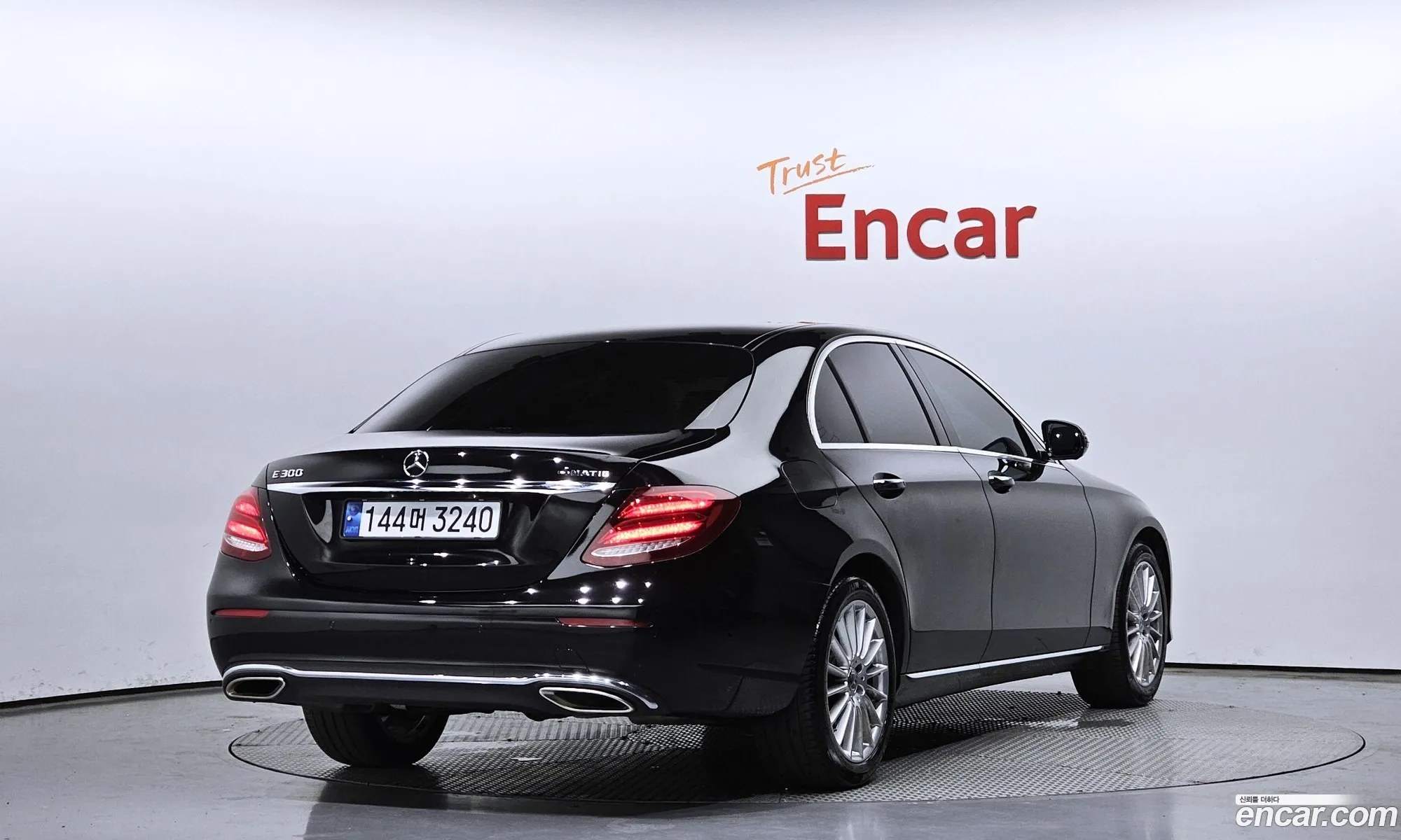 Mercedes-Benz E-Klasse E300 4Matic Avantgarde Intelligent Drive 2017 - фотография 18901581