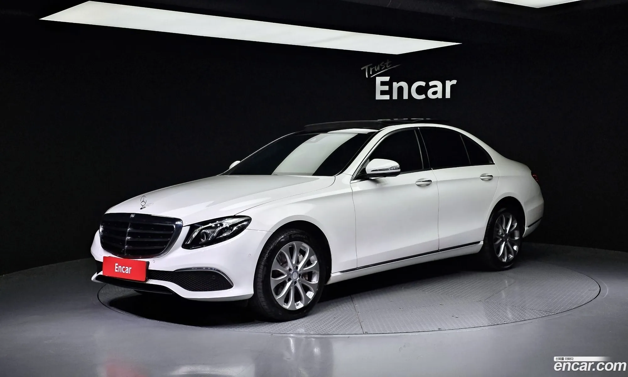 Mercedes-Benz E-Klasse E300 4Matic Exclusive 2017 - фотография 18806604