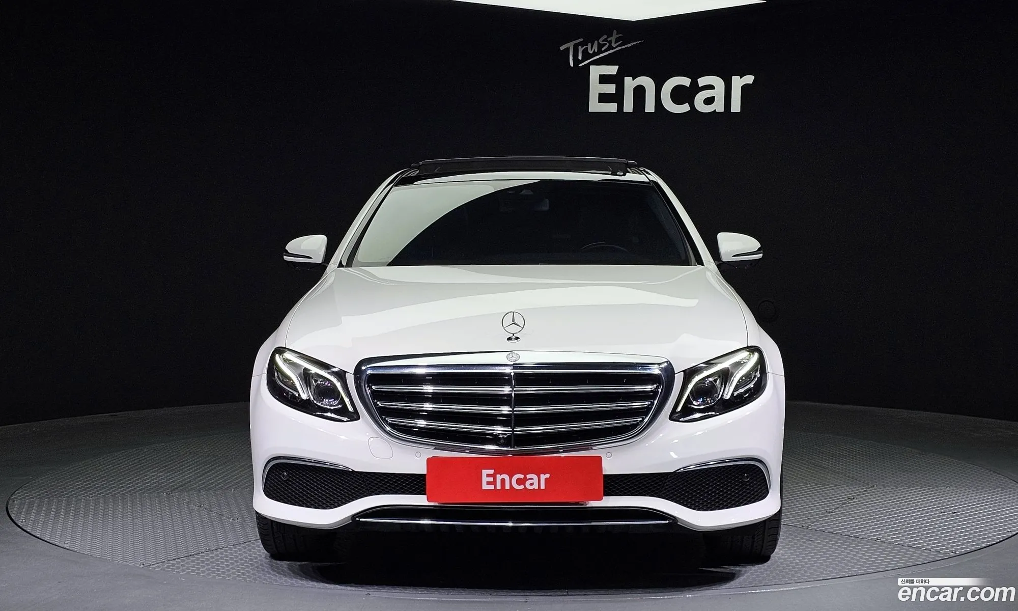 Mercedes-Benz E-Klasse E300 4Matic Exclusive 2017 - фотография 18806606
