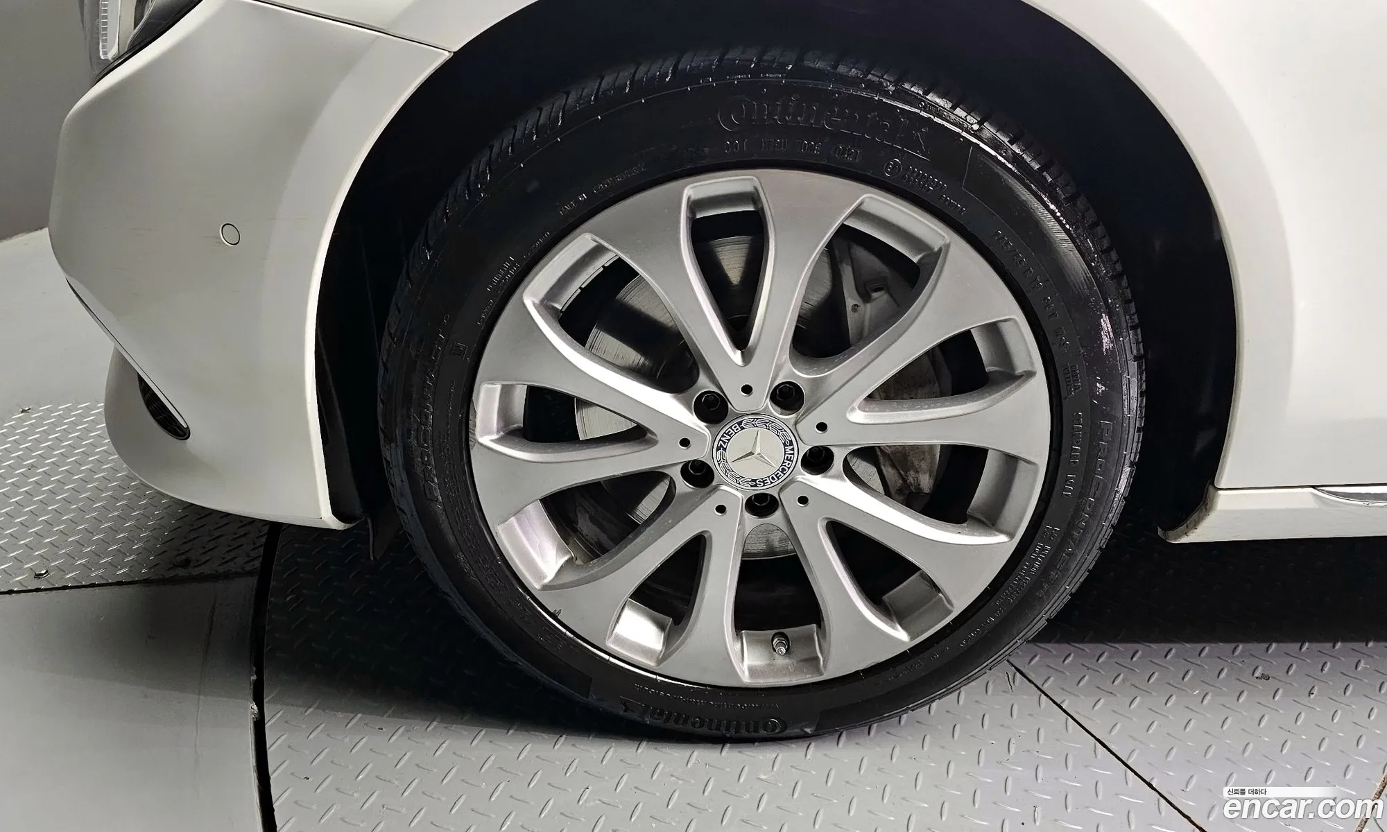 Mercedes-Benz E-Klasse E300 4Matic Exclusive 2017 - фотография 18806608