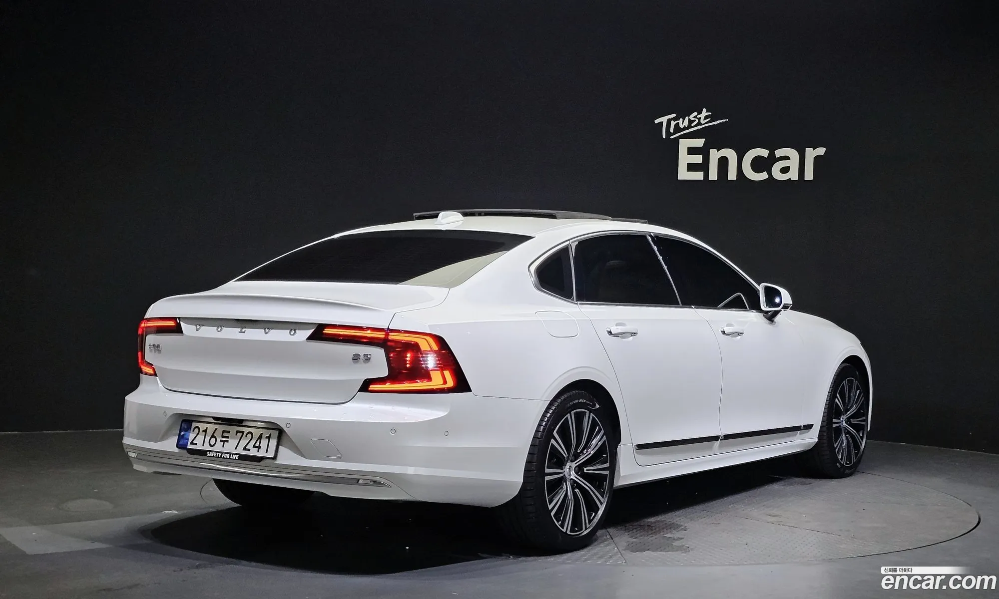 Volvo S90 B5 Ultimate Bright 2023 - фотография 3642402