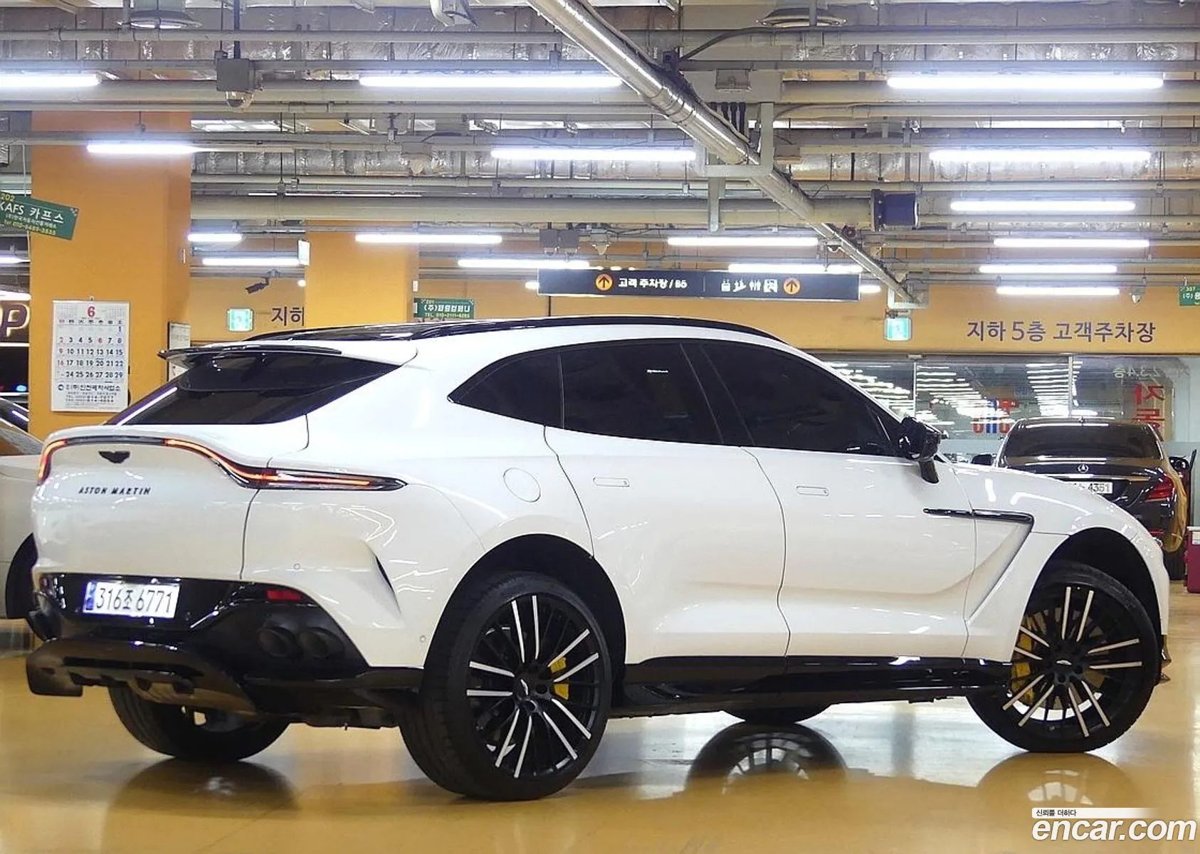 Aston Martin Dbx 40 V8 707 - фотография 3498596