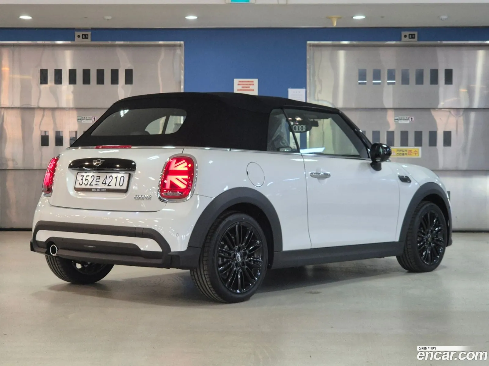 Mini Cooper Classic 2024 - фотография 11202369