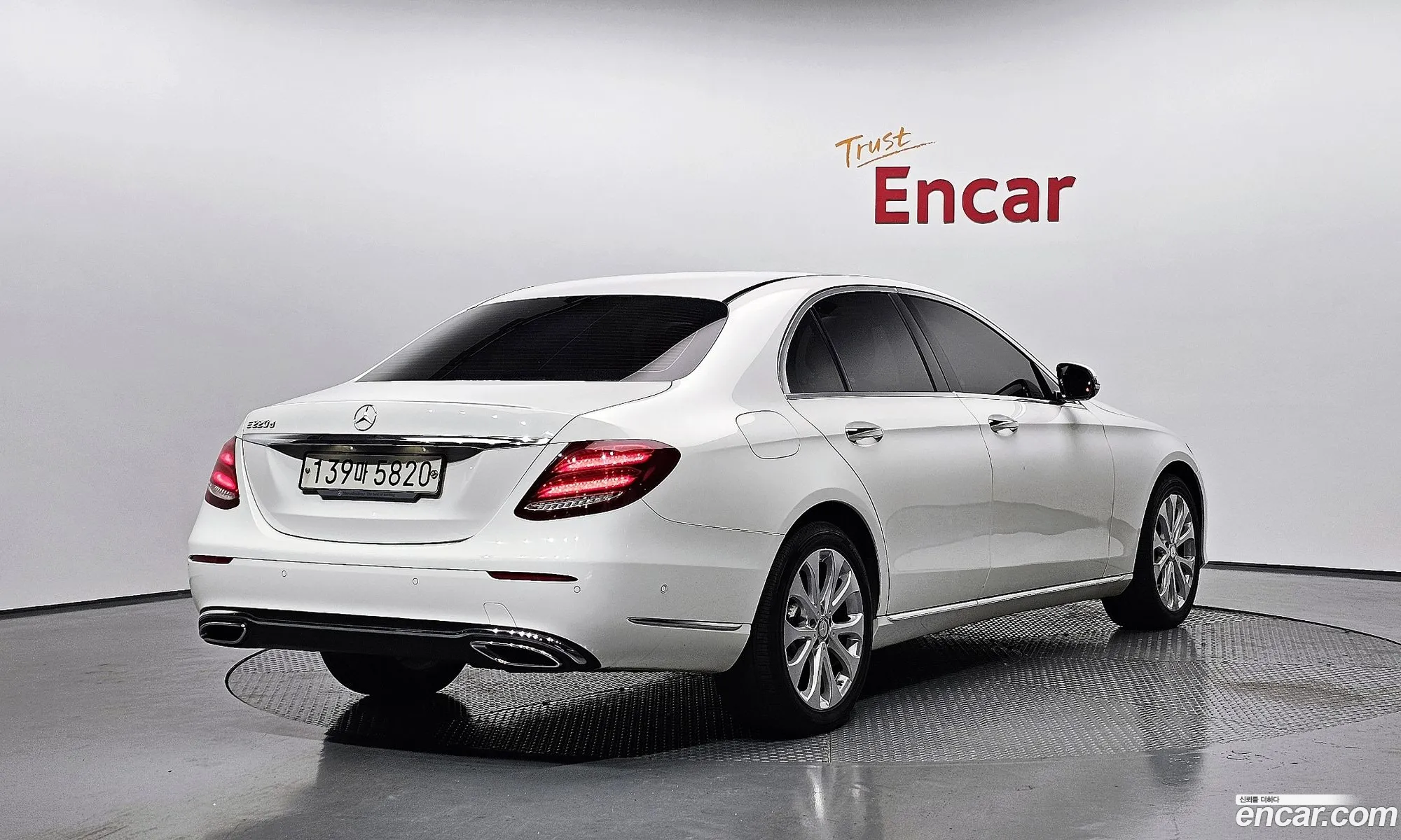 Mercedes-Benz E-Klasse E220D Exclusive 2017 - фотография 16430126