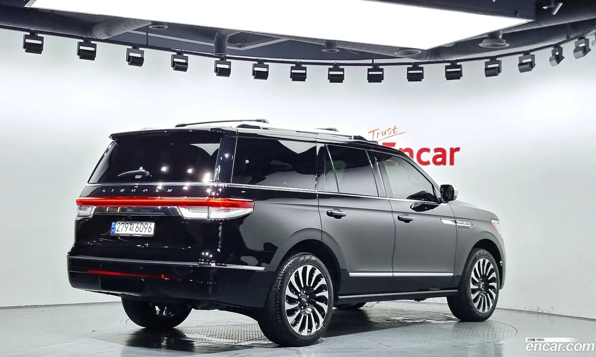 Lincoln Navigator 35L Black Label 2023 - фотография 4642555