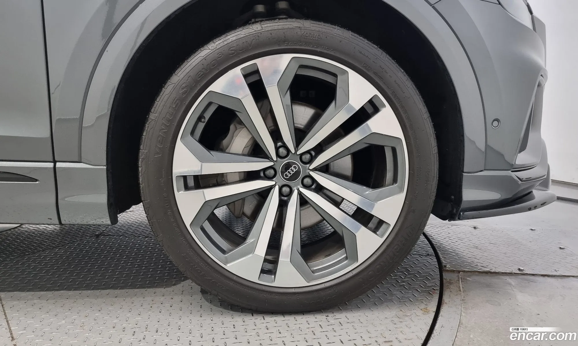 Audi Q8 55 Tfsi Quattro Premium 2023 - фотография 8541630