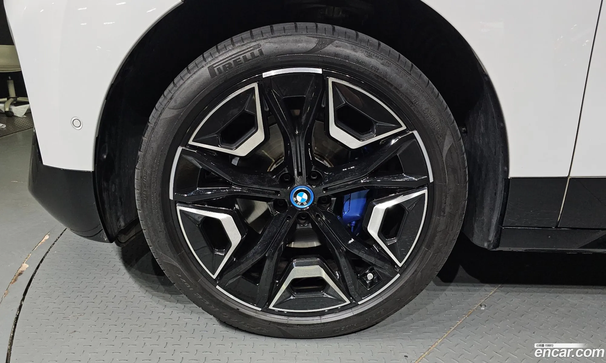 BMW Ix xDrive50 Sport Plus 2023 - фотография 18908975