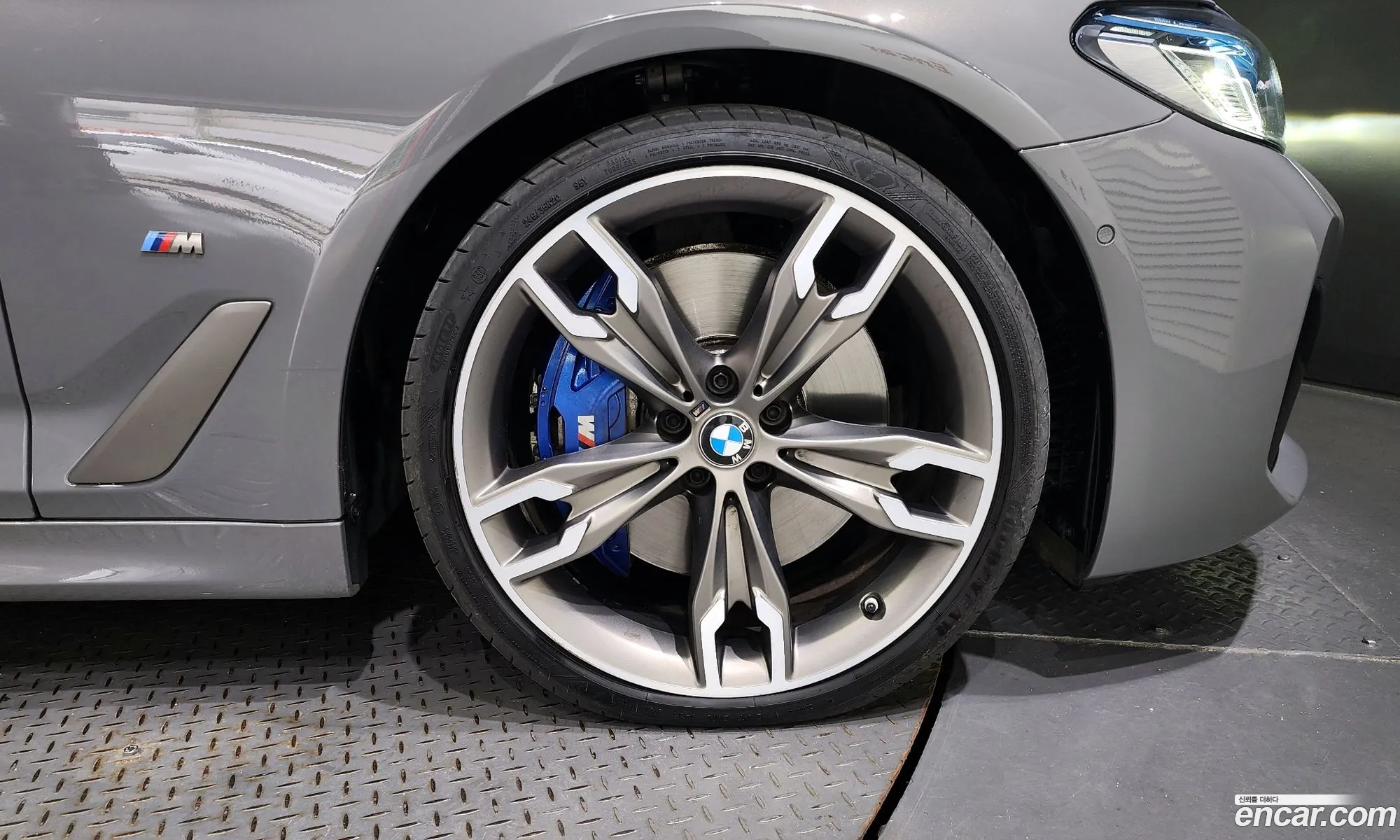 BMW 5 Series G30 M550I xDrive - фотография 19490350