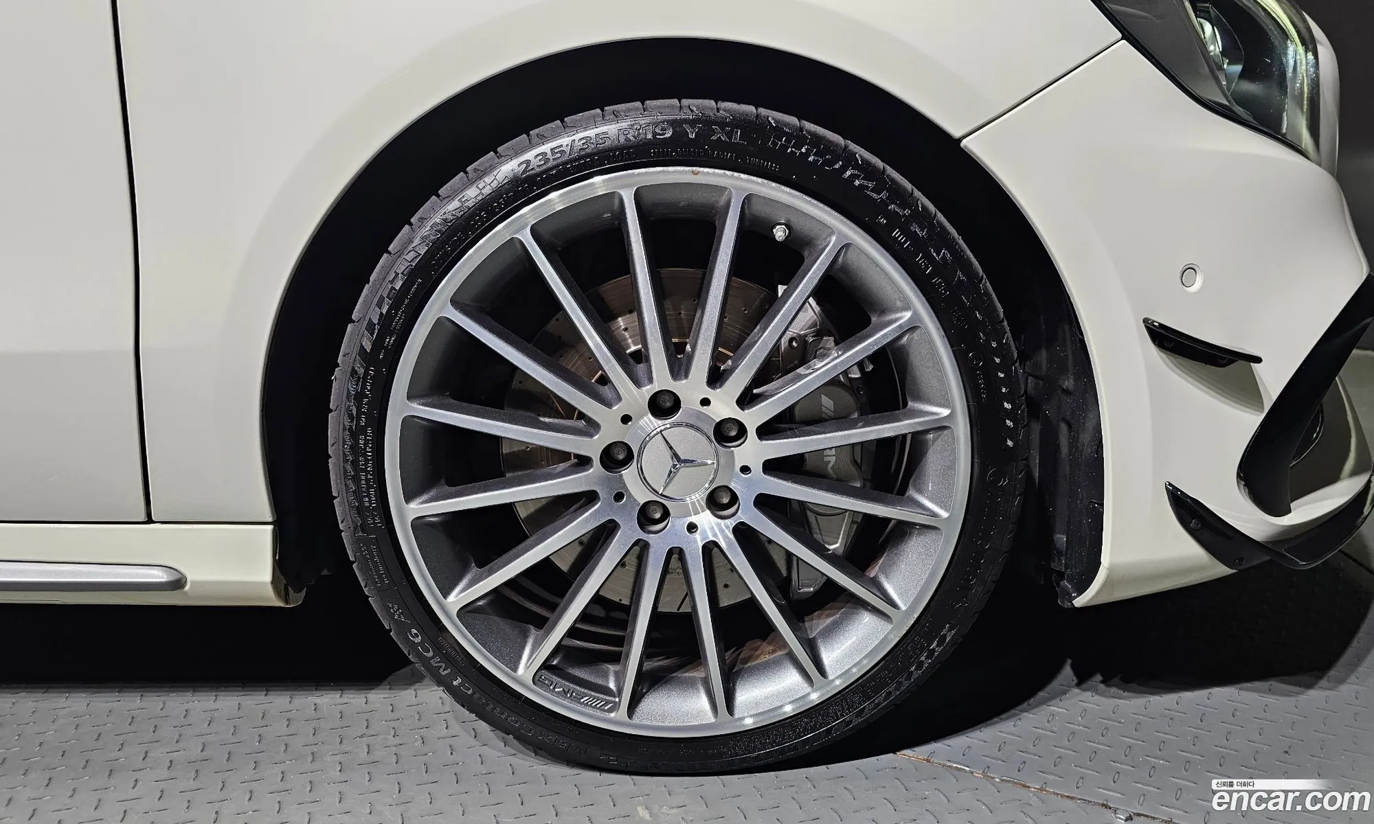 Mercedes-Benz A-Klasse A45 Amg 4Matic 2018 - фотография 15747936