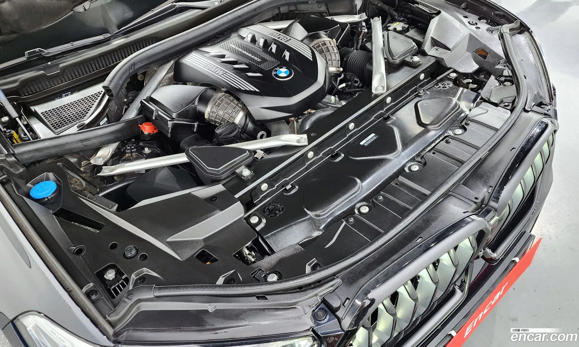 BMW X6 M50I 2023 - фотография 17959517