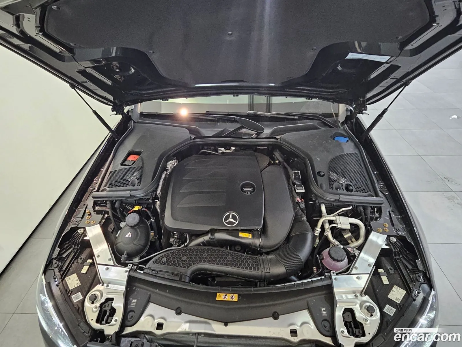 Mercedes-Benz E-Klasse E350 4Matic Exclusive 2023 - фотография 16704884