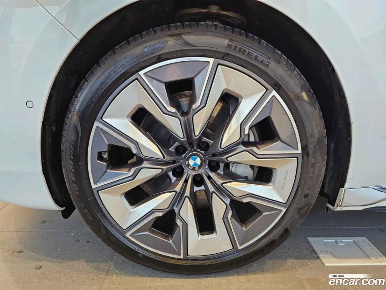 BMW I7 xDrive 60 Design Pure Excellence 2023 - фотография 17279188