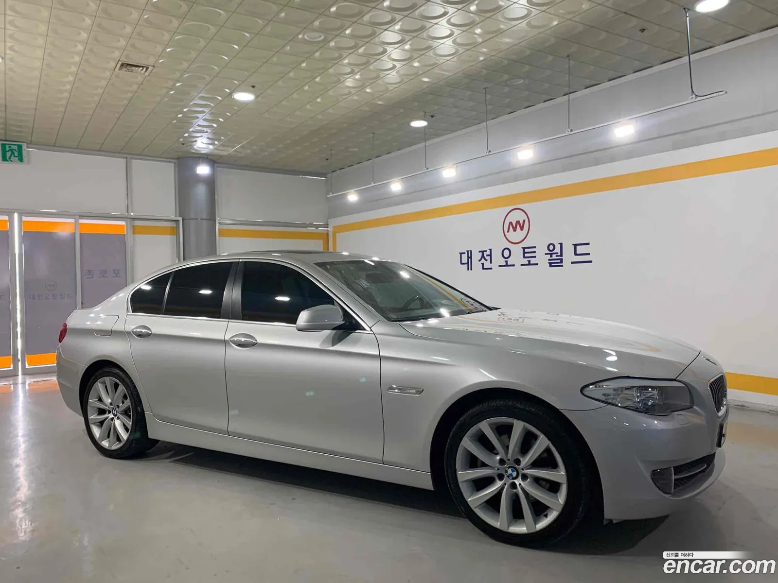 BMW 5 Series F10 520D - фотография 15698999