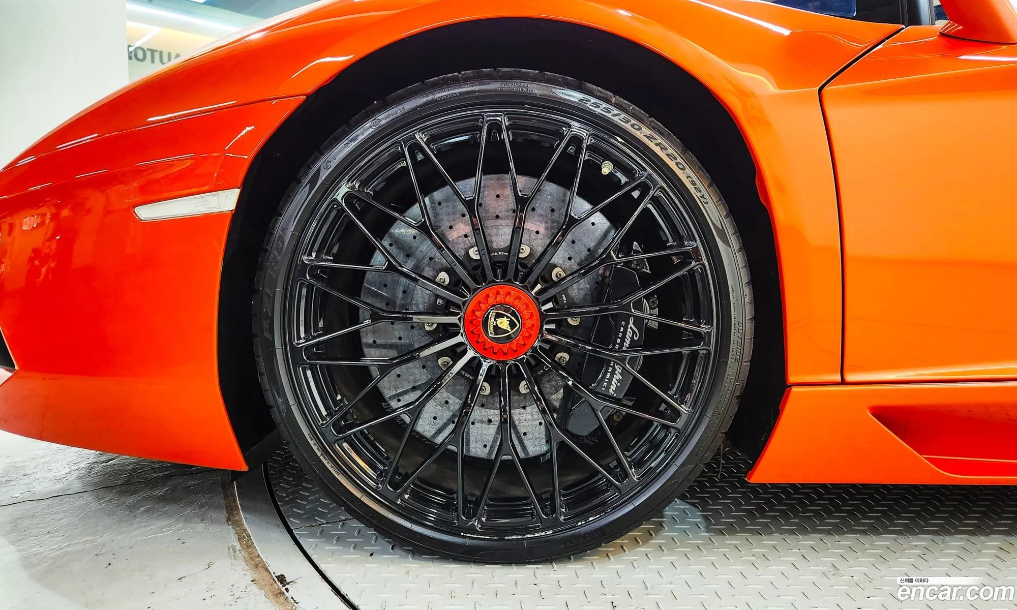 Lamborghini Aventador Lp700-4 Roadster 2015 - фотография 3750489