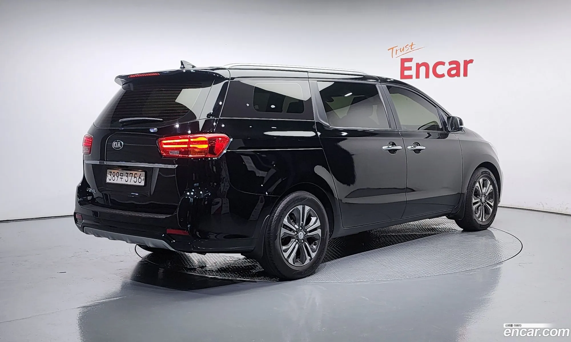 Kia Carnival 9-Seater Luxury 2020 - фотография 13488609