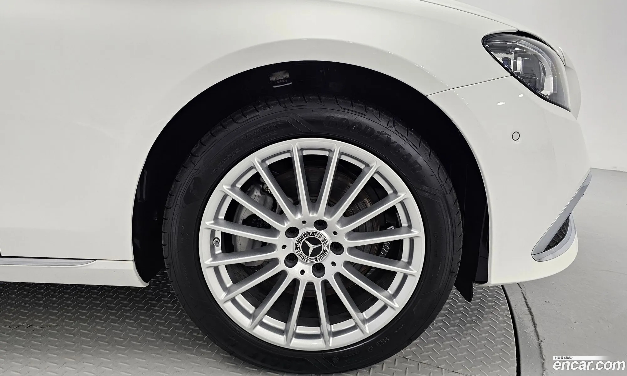 Mercedes-Benz E-Klasse E220D 4Matic Exclusive 2023 - фотография 18080264