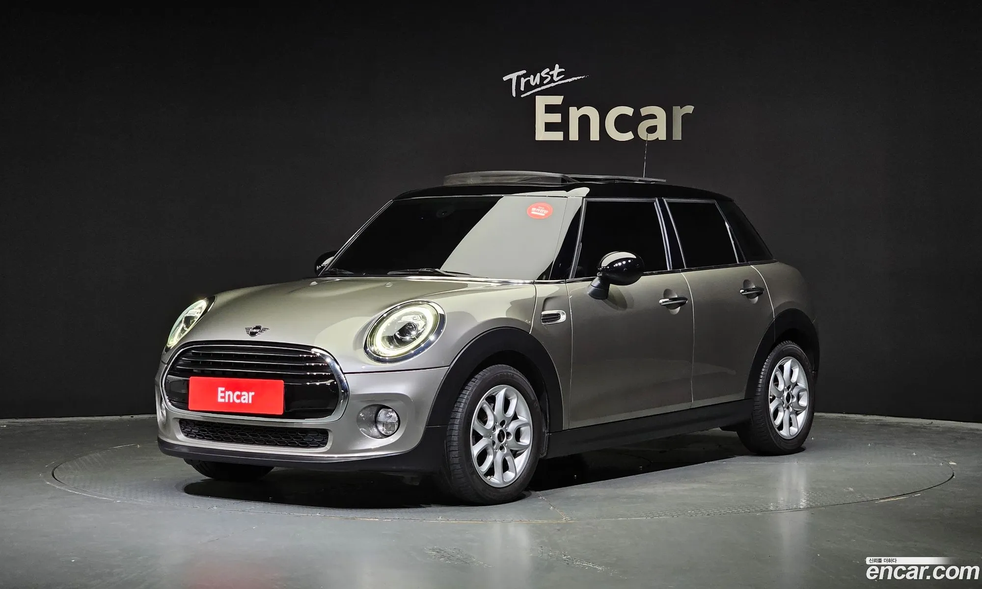 Mini Cooper 5-Door High 2019 - фотография 6396728