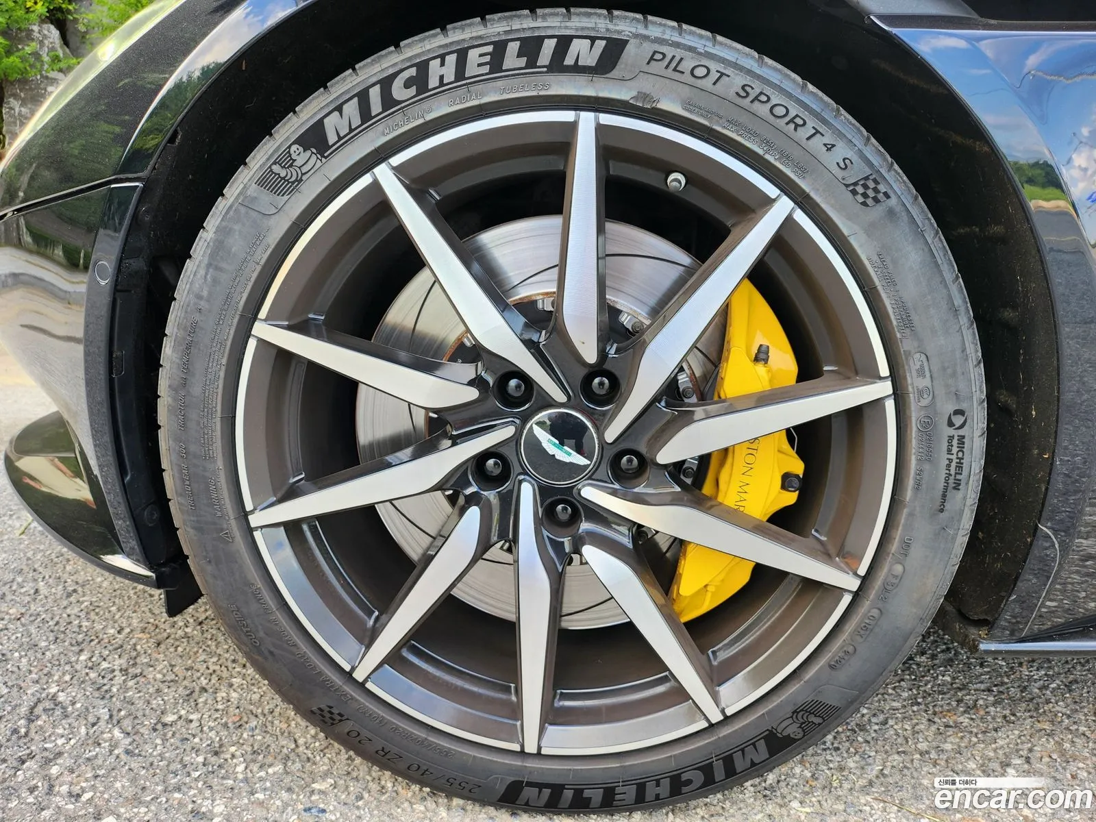 Aston Martin Db11 I 40 V8 Volante 2019 - фотография 3498634