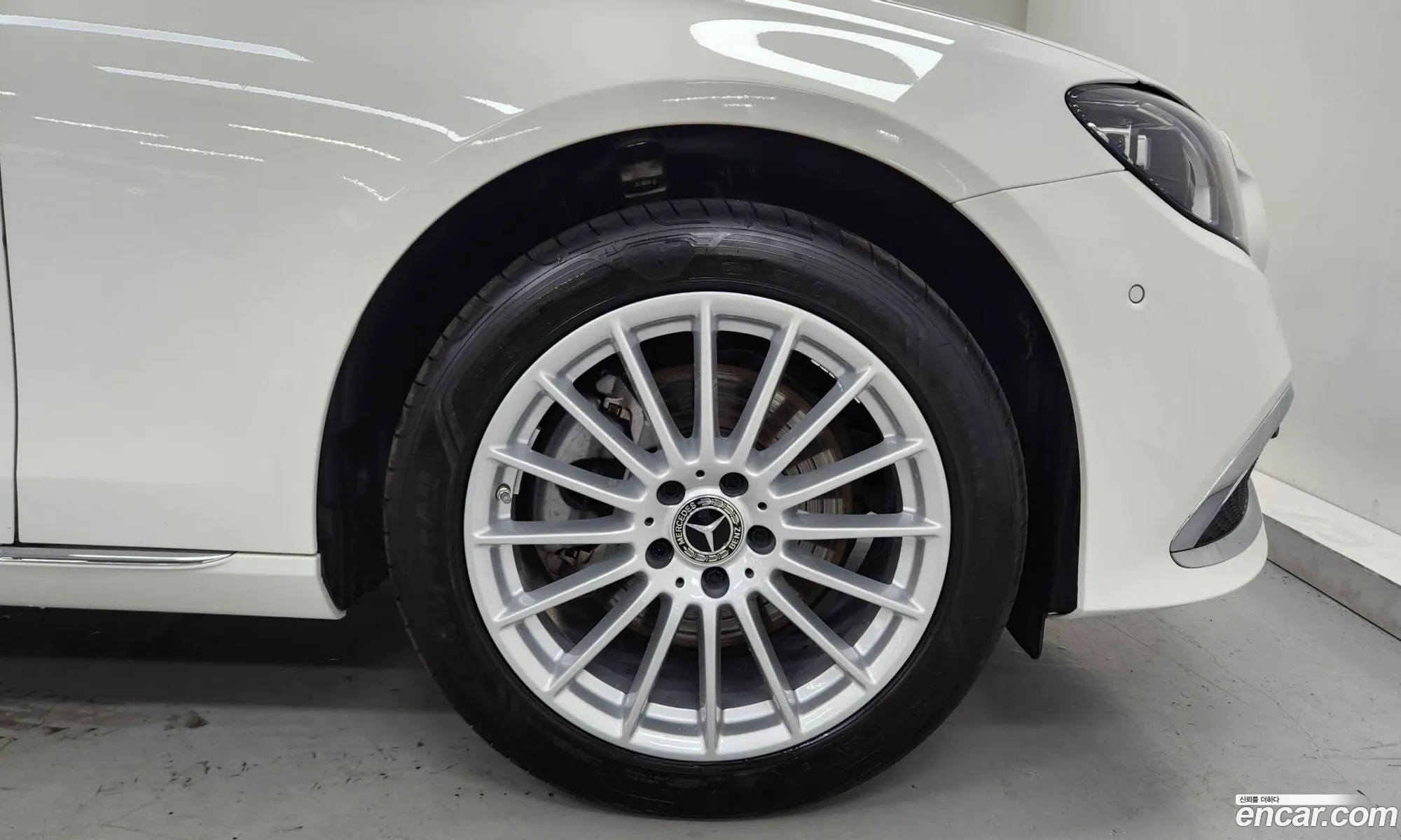 Mercedes-Benz E-Klasse E220D 4Matic Exclusive 2023 - фотография 17247943