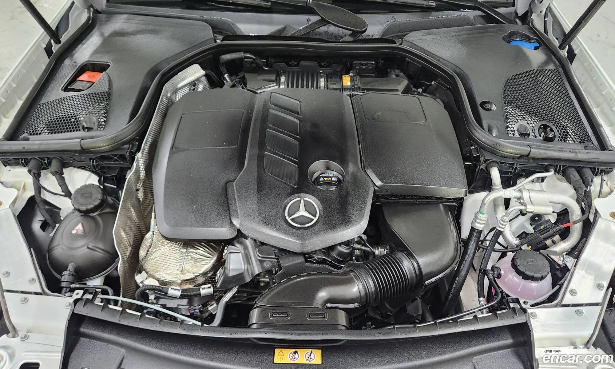 Mercedes-Benz E-Klasse E220D 4Matic Exclusive 2023 - фотография 17247944