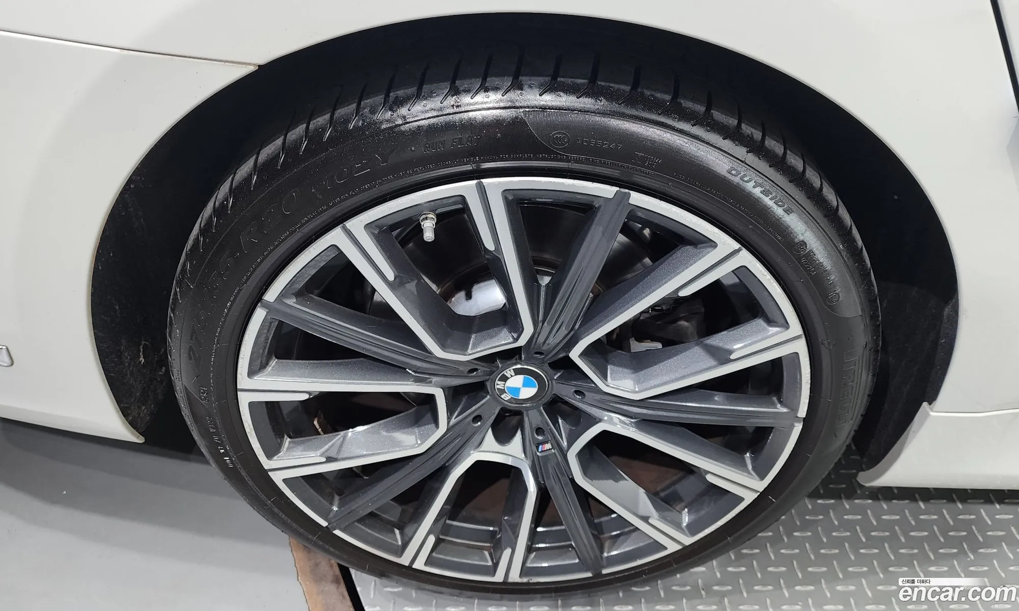 BMW 7 Series G11 740Li xDrive M Sports - фотография 6743452