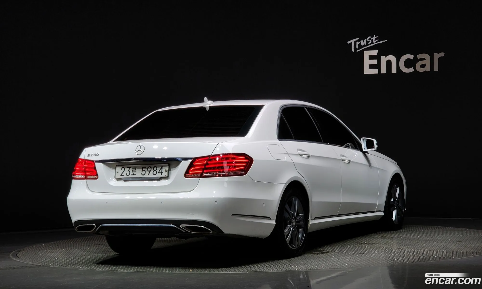 Mercedes E-Class W212 E200 Avantgarde - фотография 19038777