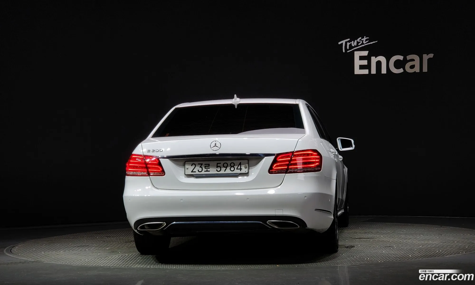 Mercedes E-Class W212 E200 Avantgarde - фотография 19038779