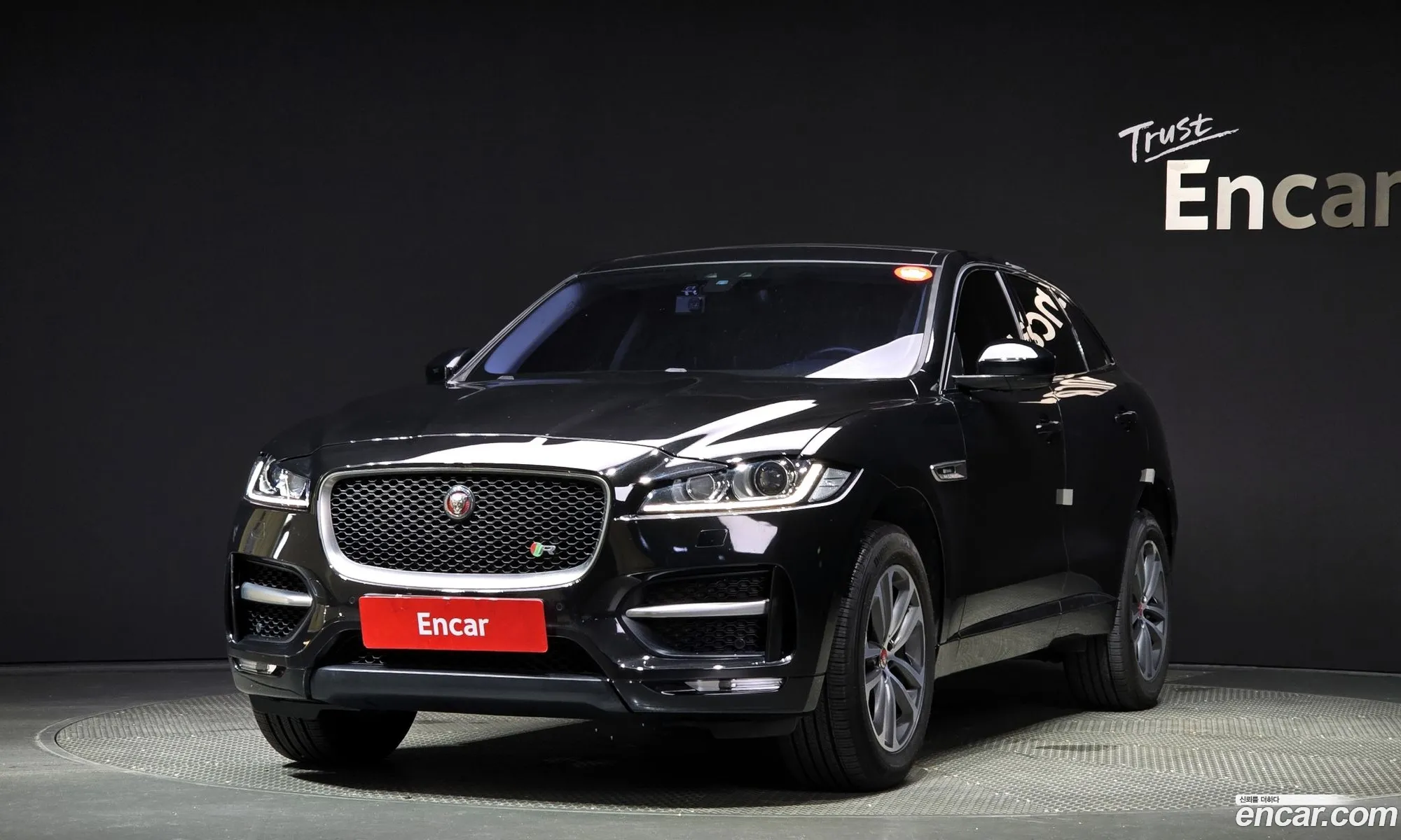 Jaguar F-Pace 20D R-Sport - фотография 3930953