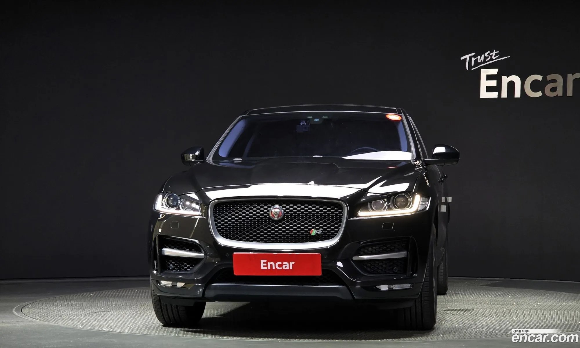 Jaguar F-Pace 20D R-Sport - фотография 3930955