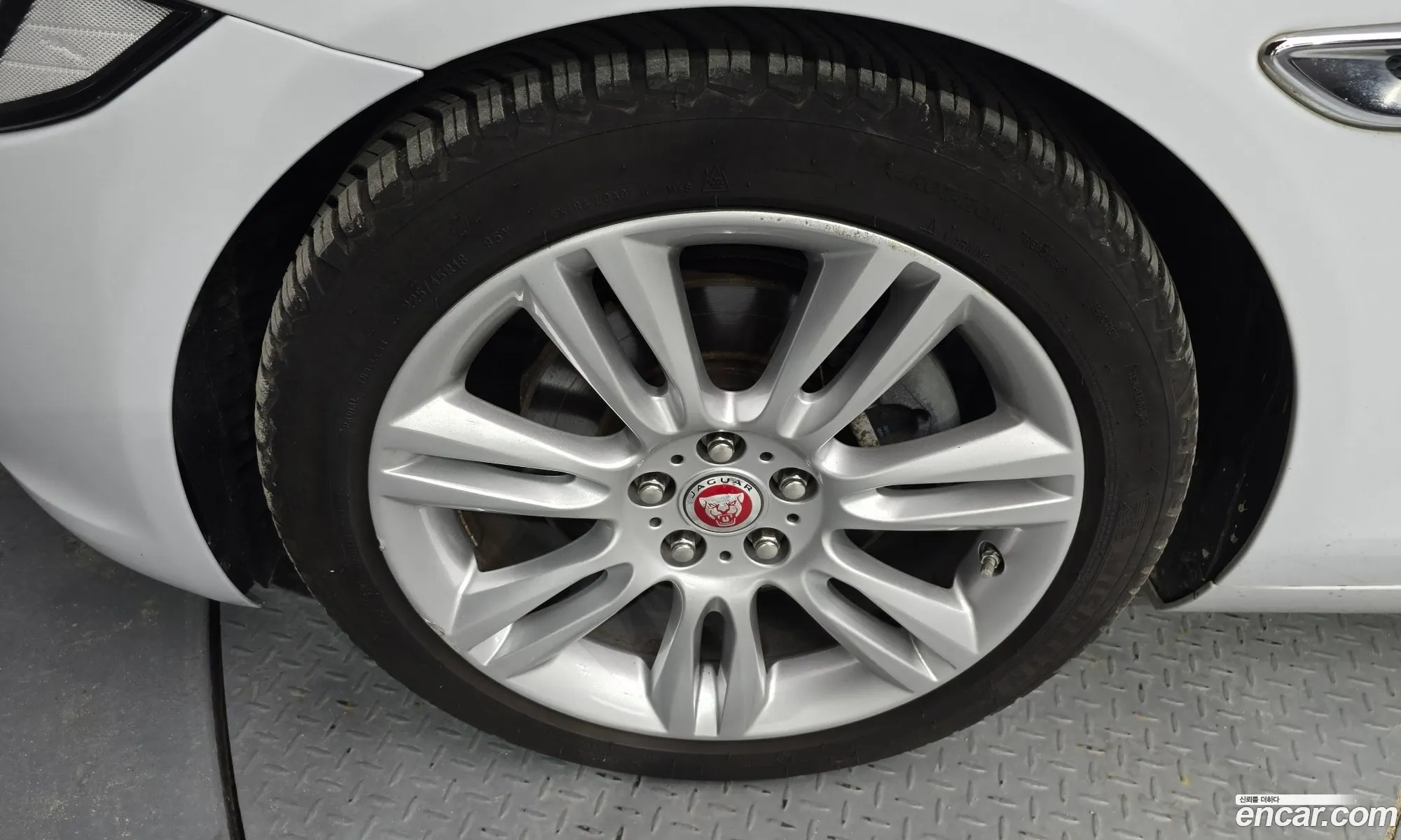 Jaguar Xe 20D Prestige - фотография 3929970