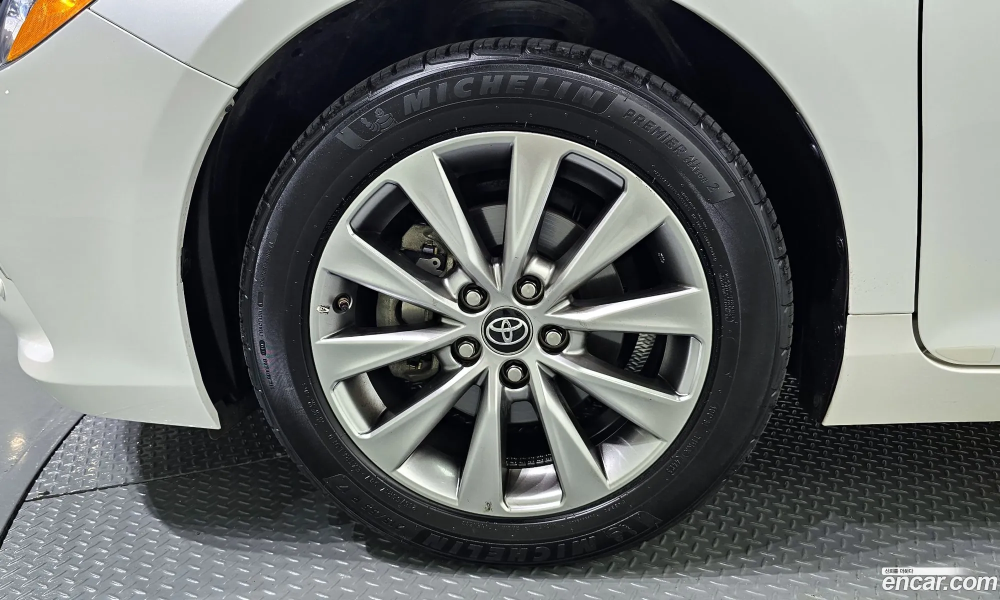Toyota New Camry 25 Xle - фотография 15359122