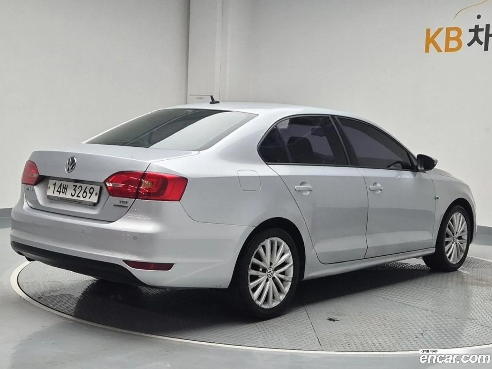 Volkswagen New Jetta 20 Tdi Bluemotion 6Th Generation - фотография 7757578