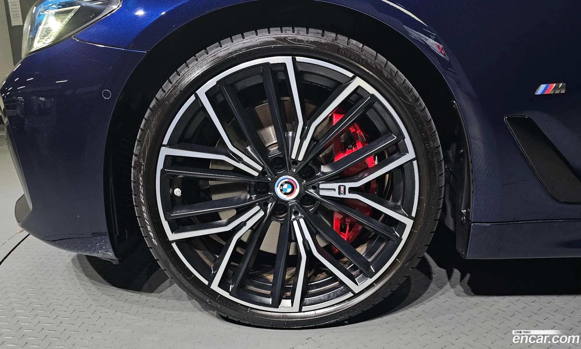 BMW 5 Series G30 M550I xDrive - фотография 6872970