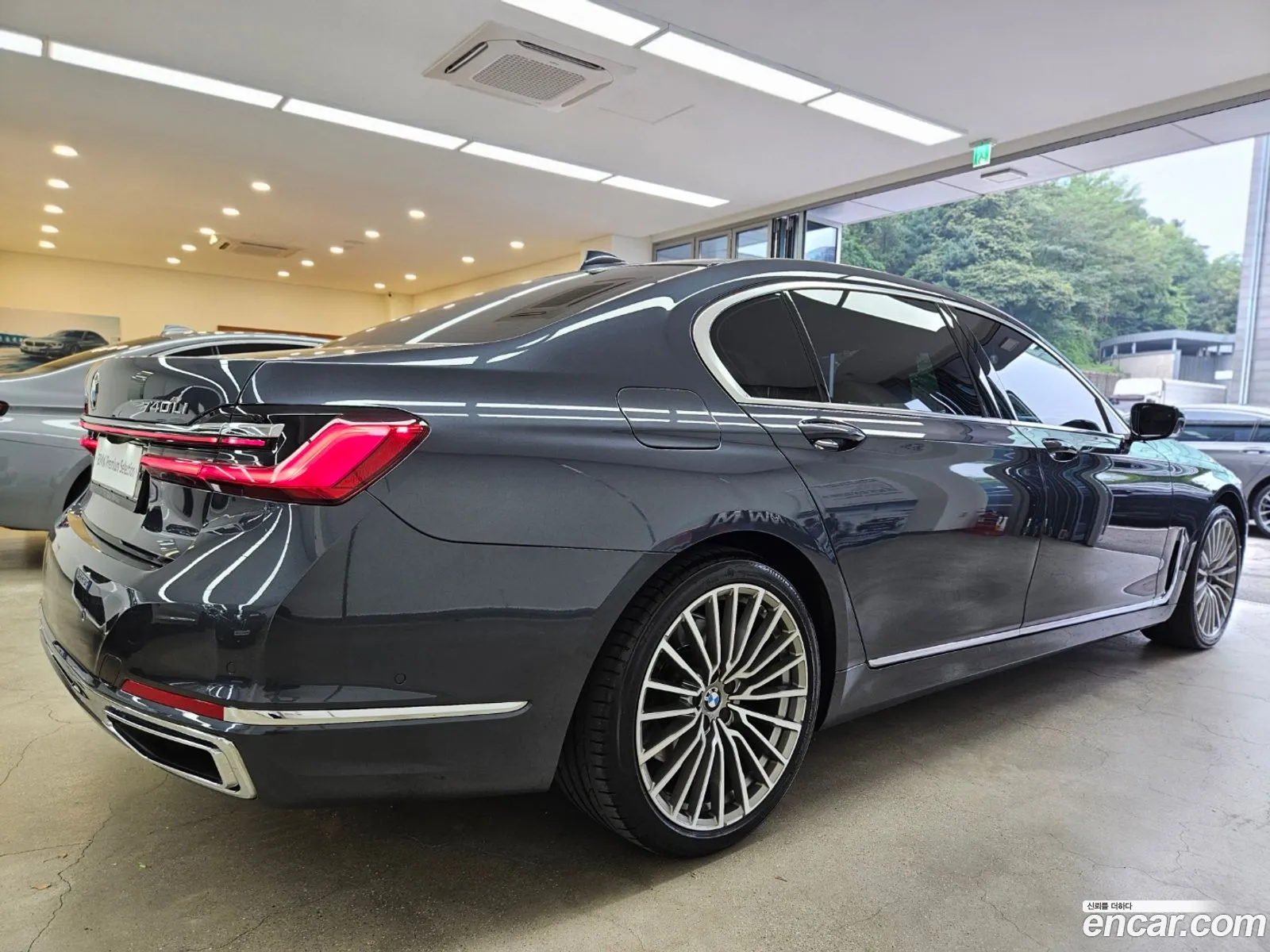 BMW 7 Series G11 740Li xDrive Design Pure Excellence - фотография 4872602