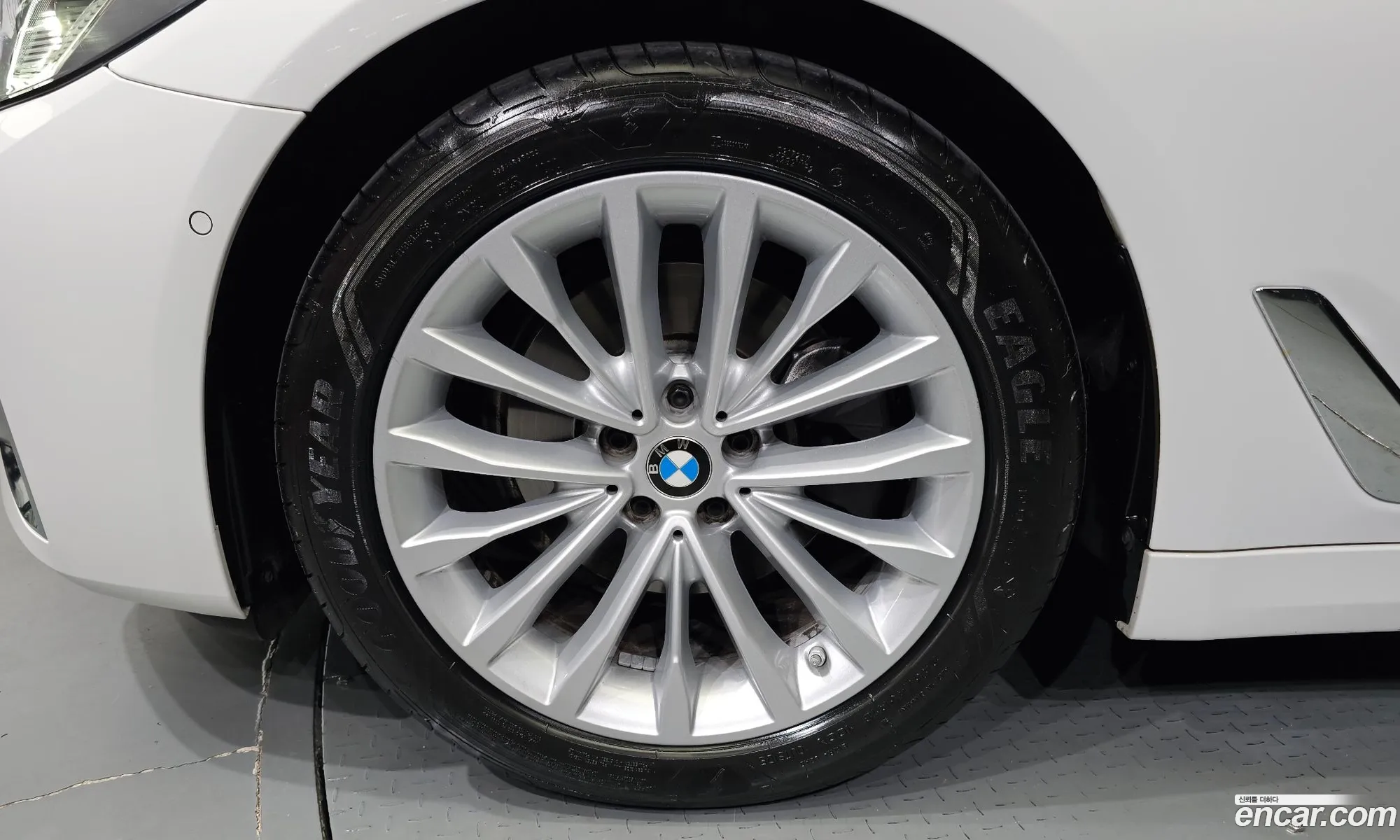 BMW 5 Series G30 520I Luxury - фотография 18026436